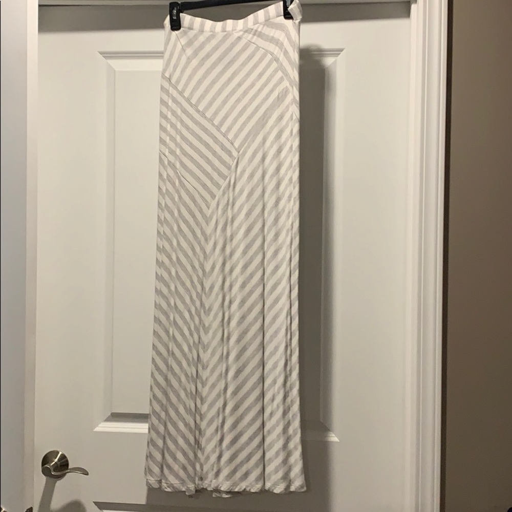 Design history maxi skirt, gray white stripes